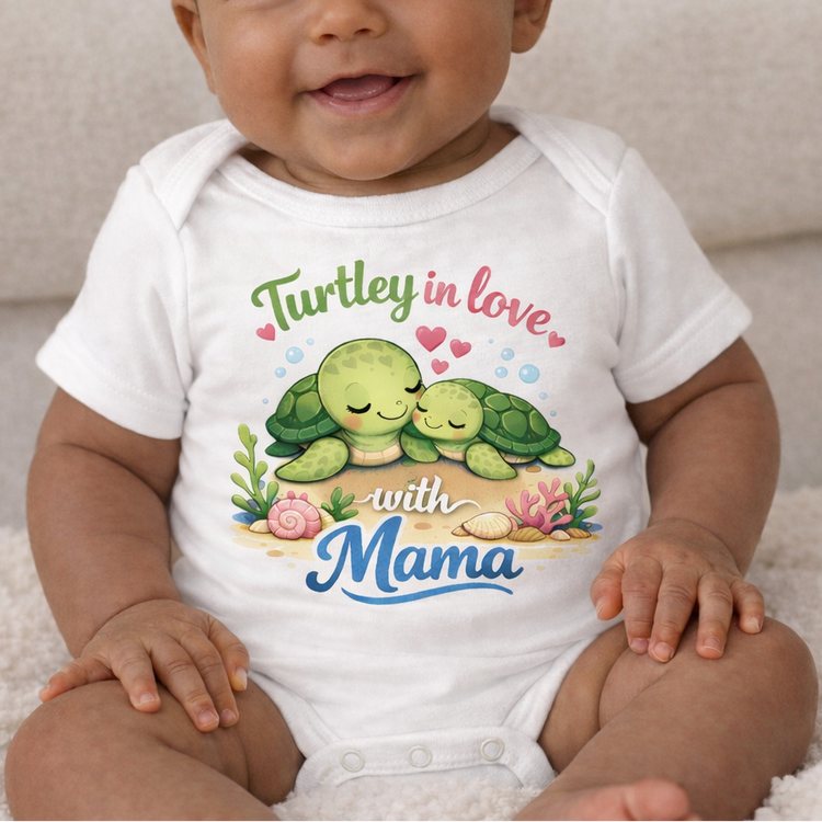 🐢 Turtley in love with Mama – Baby Bodysuit
