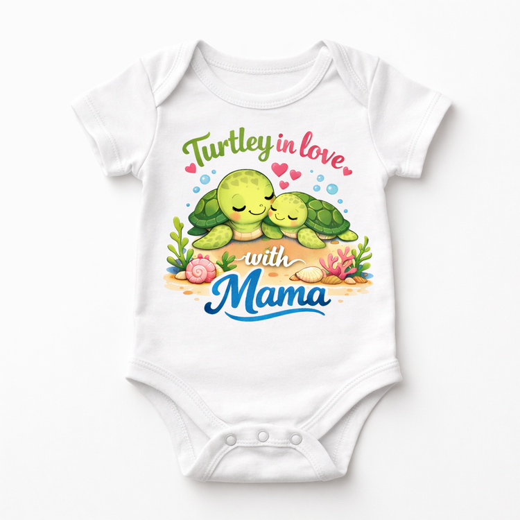 🐢 Turtley in love with Mama – Baby Bodysuit